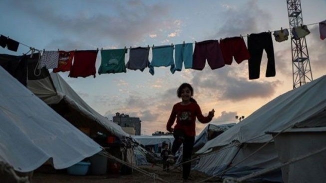 Seorang gadis terlihat di sebuah kamp yang berafiliasi dengan Badan Bantuan dan Pekerjaan PBB untuk Pengungsi Palestina di Timur Dekat (UNRWA) di kota Khan Younis di selatan Jalur Gaza pada 1 November 2023. [Dok.ANTARA/Xinhua]