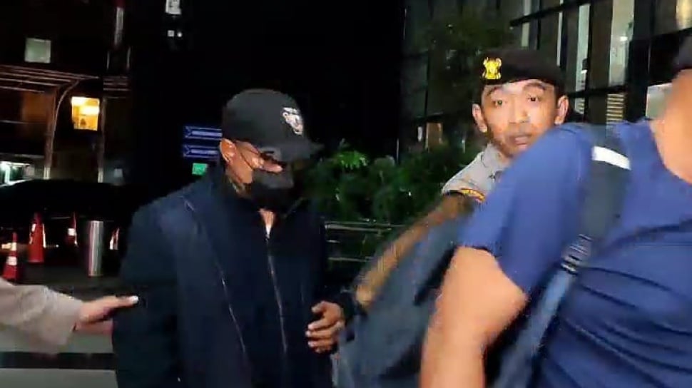 Pj Bupati Sorong yang melapor ke OTT KPK tiba di Gedung KPK dengan mengenakan jaket dan masker berwarna hitam
