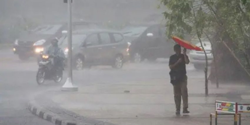 Waspadai terjadinya badai petir disertai angin kencang di Jakarta Selatan pada siang dan malam hari